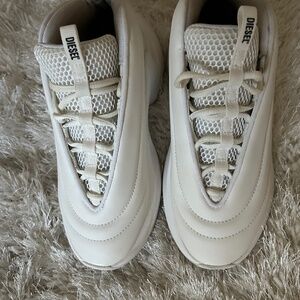A size 4 white diesel sneaker